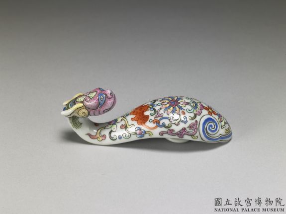 Dragon-head shaped belt hook with fencai polychrome enamels on a white ground, Qing dynasty (1644-1911)